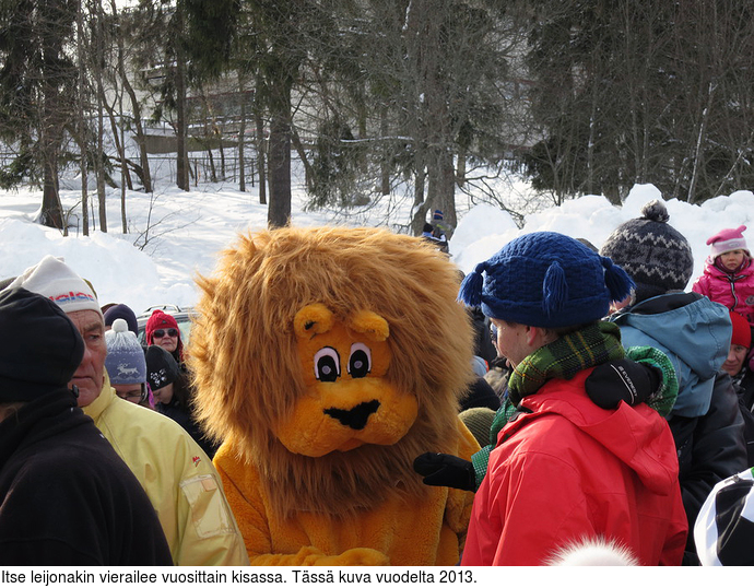 Itse leijonakin vierailee vuosittain kisassa. Tss kuva vuodelta 2013.