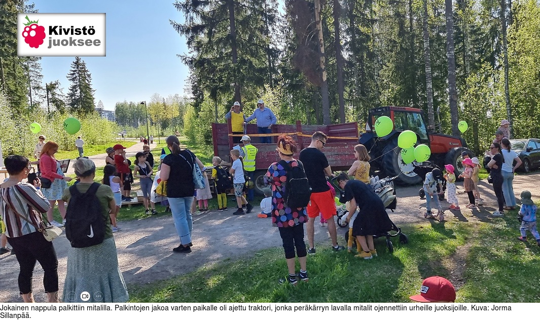 Jokainen nappula palkittiin mitalilla. Palkintojen jakoa varten paikalle oli ajettu traktori, jonka perkrryn lavalla mitalit ojennettiin urheille juoksijoille. Kuva: Jorma Sillanp.